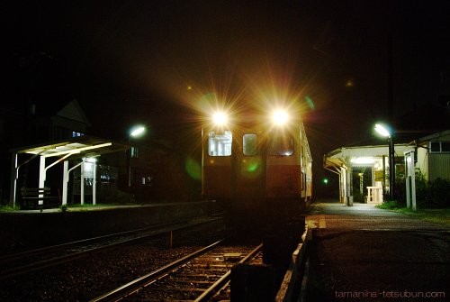 夜の駅、ディーゼルカー